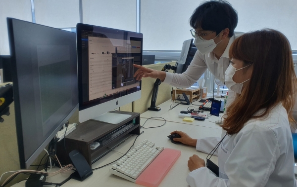 에이치이엠파마 직원들이 미생물 통합관리 시스템 LIMS(Lab Information Management System)를 살펴보고 있다. 사진=에이치이엠파마