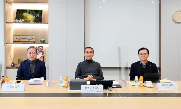 LG에너지솔루션이 이달 말 상장을 앞두고 온라인 기자간담회를 개최했다. 사진 왼쪽부터 이창실 CFO, 권영수 CEO, 김명환 CPO.