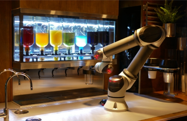 협동로봇이 적용된 무인 로봇 카페. 사진=레인보우로보틱스