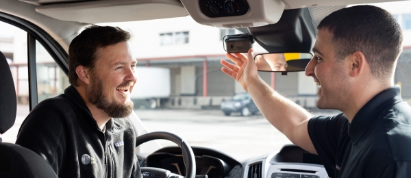 운전자와 차량 안전을 개선하기 위해 2019년 출시된 AI Dash Cam. 인공지능과 컴퓨터 비젼으로 구동 되는 카메라는 감지하기 어려운 운전위반, 스마트 운전 경고, 속도제한 데이터 등을 제공한다. 사진 왼쪽이 삼사라 창업자중 한 사람인 존 비켓. 출처: 회사측 제공