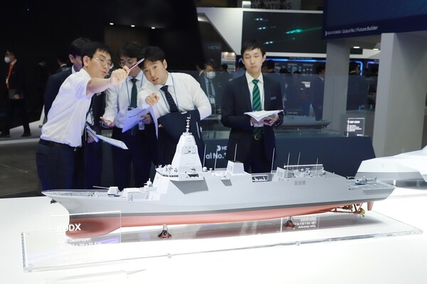 HD현대중공업이 개발 중인 차세대 한국형 구축함(KDDX) 모형을 관람객들이 바라보고 있는 모습. (사진=HD현대중공업)